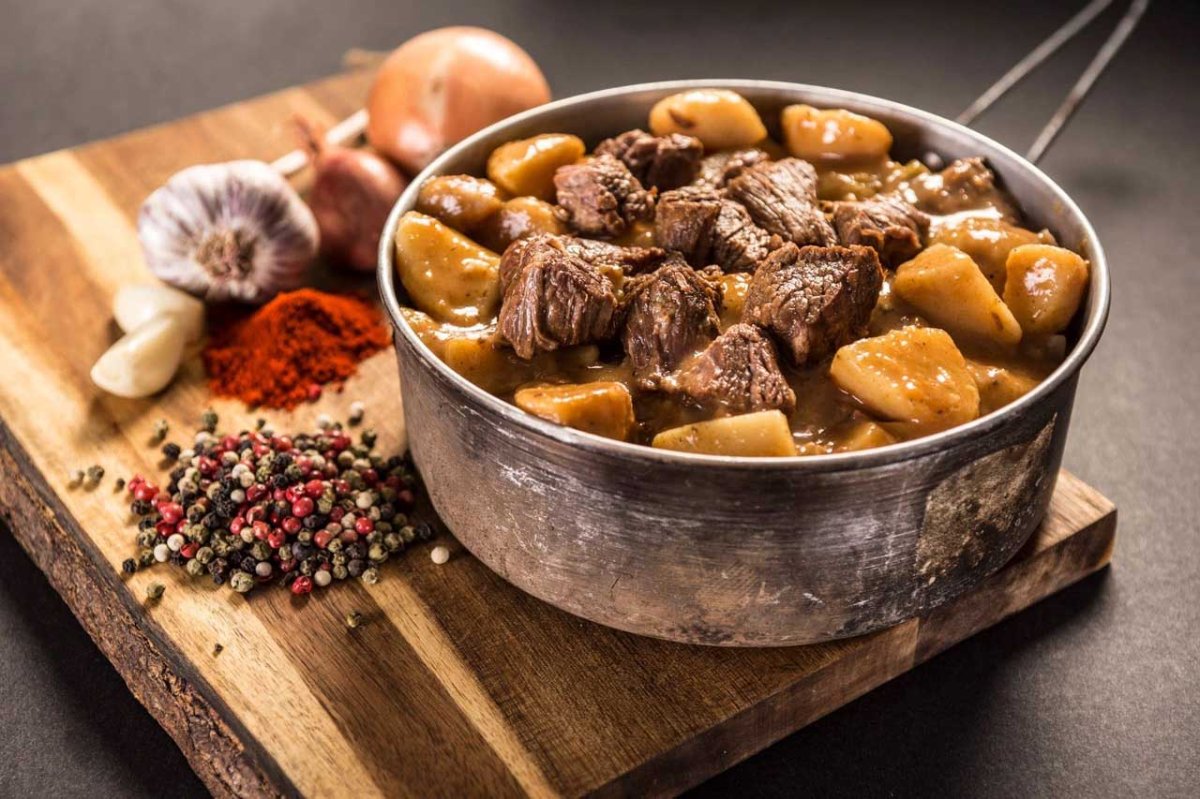 Goulash de ternera con patatas cocidas - Adventure Menu - Image 3